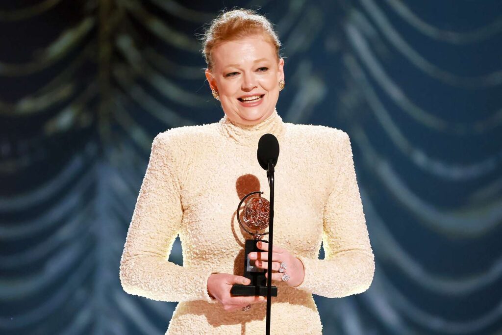 sarah snook tony awards 2025 060825 cc8583a772674b94a734eab0c85a1bf8